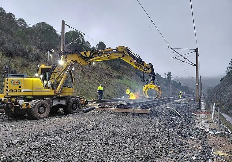 Un tren detenido y algunos retrasos en las primeras horas de servicio entre Madrid y Andalucía